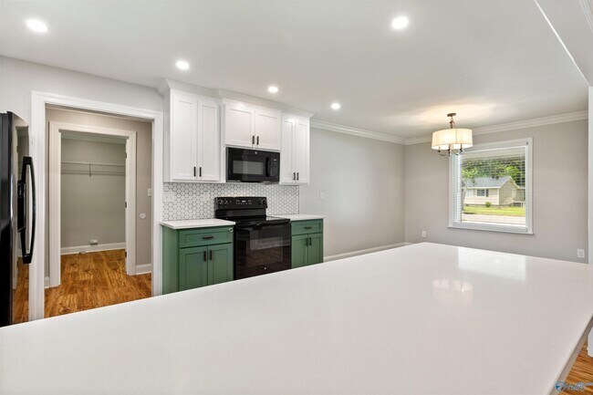 Building Photo - 2211 Cecille Dr SW