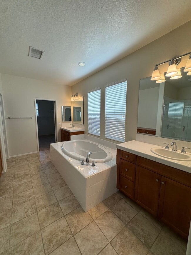 Building Photo - Stunning Home in a Desirable Gated Community