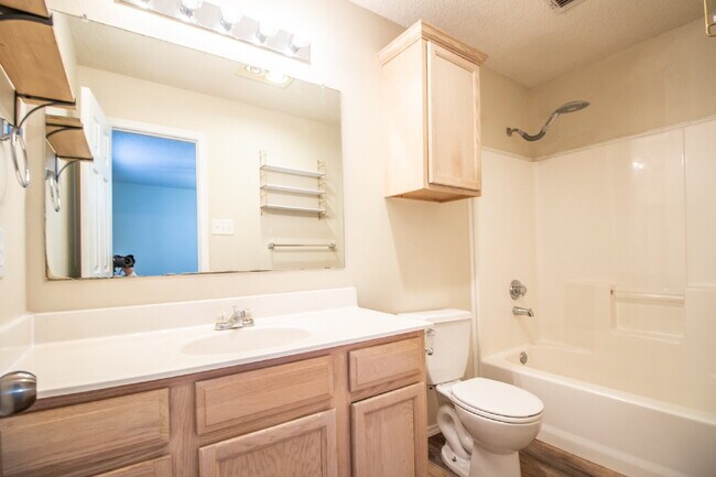 Building Photo - "Charming 3-Bed, 2-Bath Home!"
