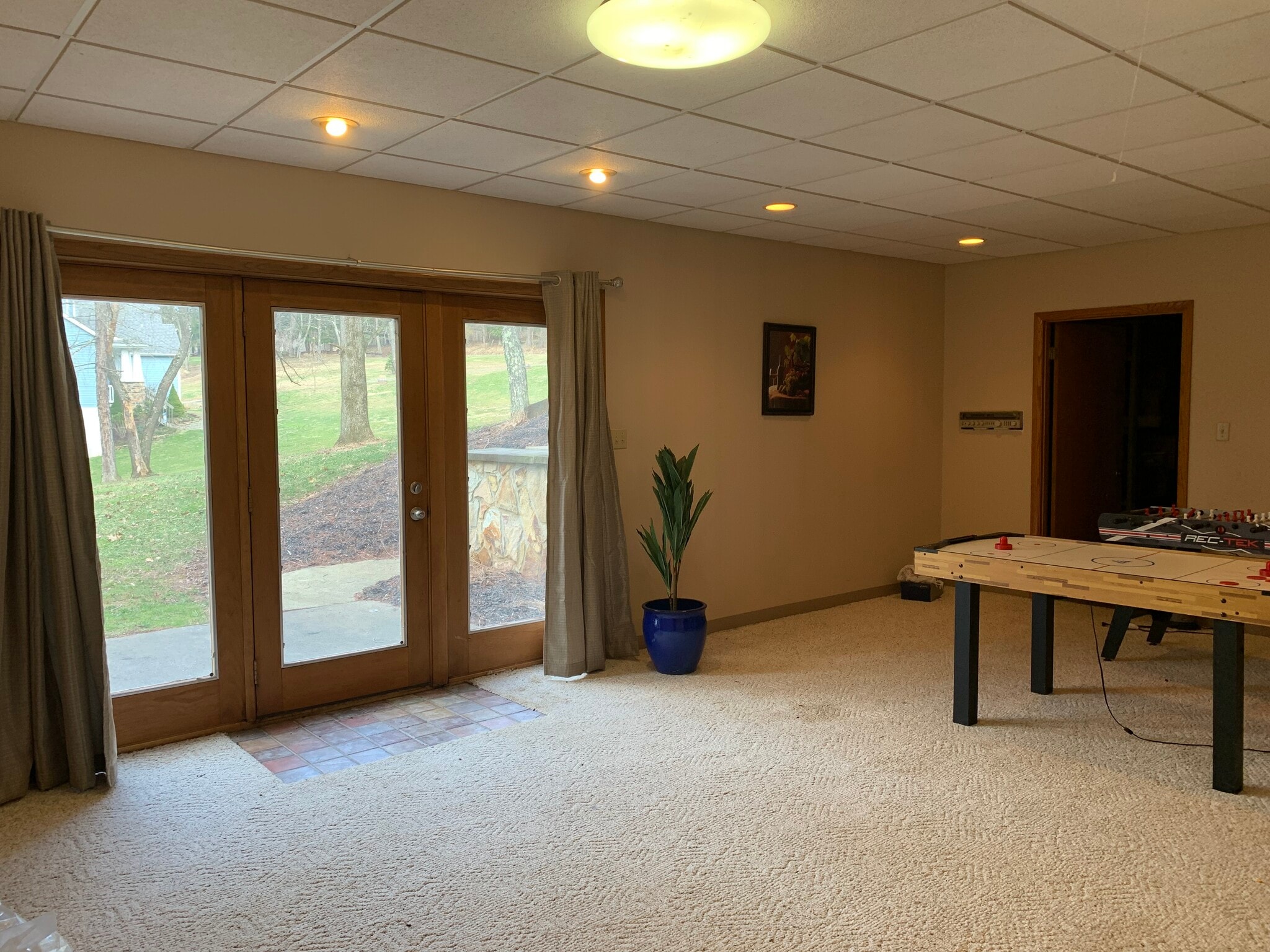 Building Photo - 4400 Twin Oaks Dr
