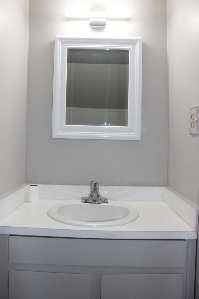 Building Photo - 409 Westwood Dr