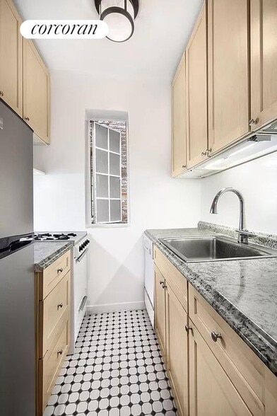 Building Photo - 54 E 83rd St