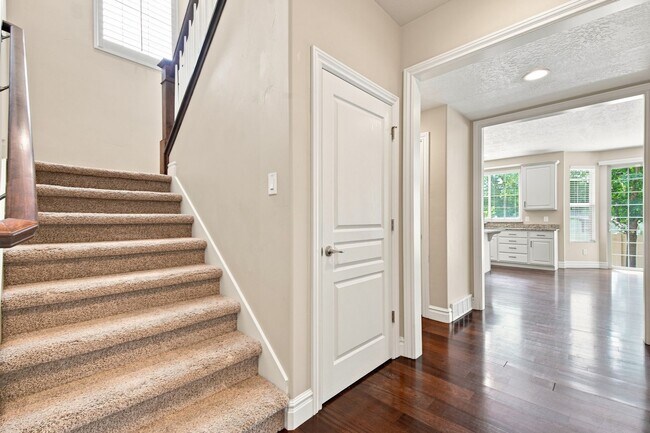 Building Photo - Quiet & Spacious 4 Bed Holladay Home – Walk-In Closets & Big Backyard!!!