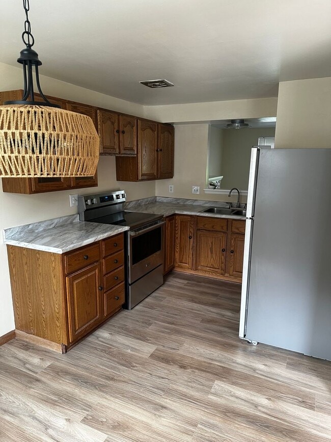 Building Photo - Charming 2 Bedroom Townhouse Available Now...