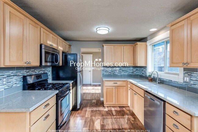 Building Photo - Updated Three Bedroom Gem in Oregon City!