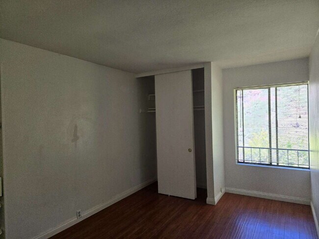 Building Photo - A spacious 3-bed, 2-bath condo is convenie...