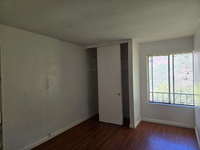 Building Photo - Spacious 3-bed, 2-bath condo is located in the heart of UTC, right on the UCSD bus line! It featu...