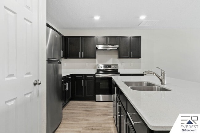 Building Photo - LIKE NEW 3/2/1 TOWNHOUSE IN DESIRABLE SEMINOLE WOODS