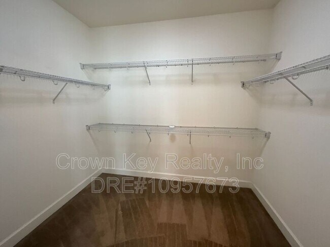 Building Photo - 546 W Campania Way