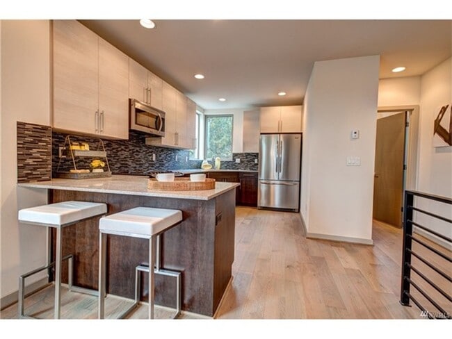 Building Photo - 3Bd/2.5Ba Seattle Townhome