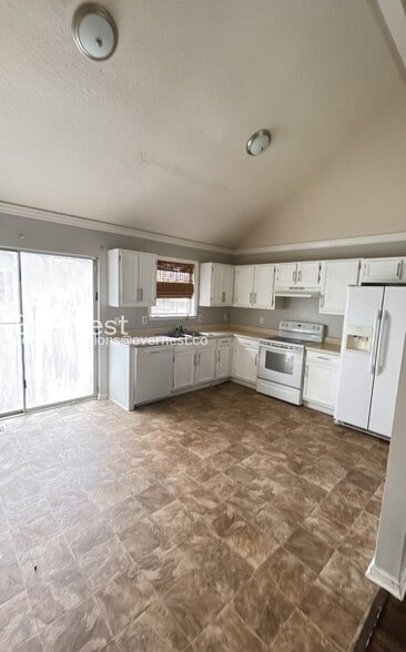 Building Photo - 6825 Brittany Pl