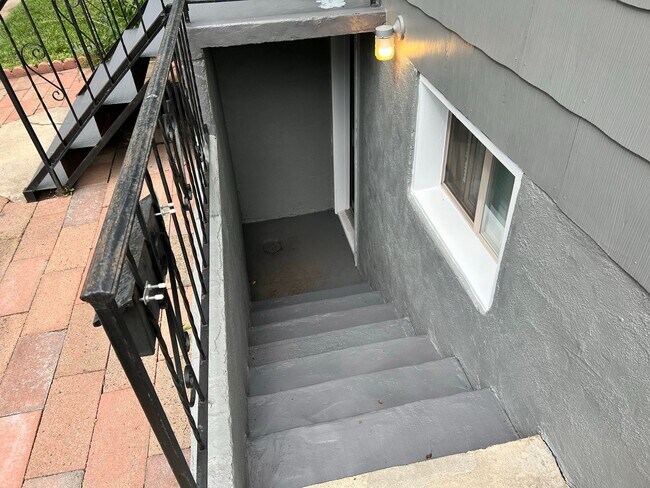 Building Photo - 1110 Peterson St
