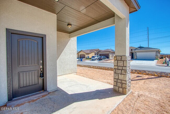 Building Photo - 14945 Tierra Haven Ave