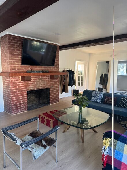 Building Photo - 5924 Hayes Ave