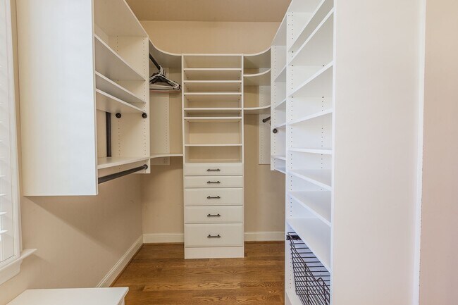 Building Photo - Fully Furnished Home!
