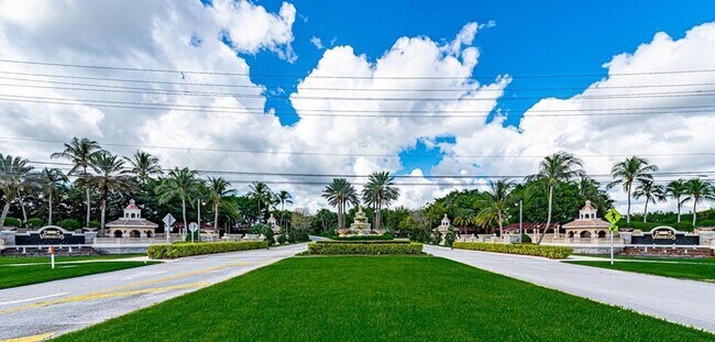 Building Photo - 10513 Versailles Blvd