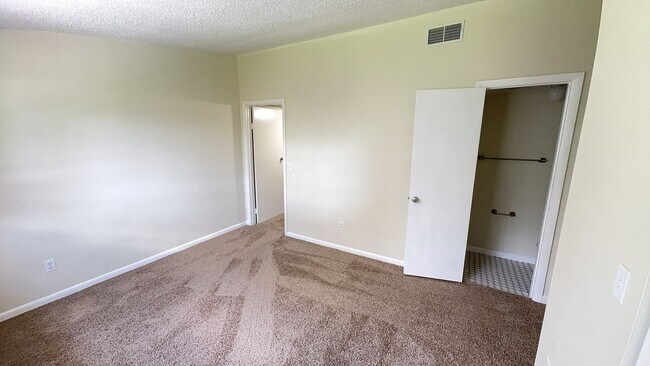 Building Photo - Newly renovated 2 bedroom Townhouse for Re...