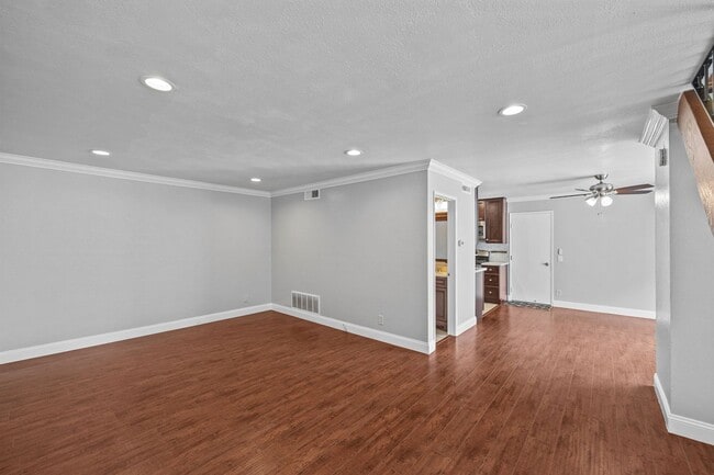 Building Photo - Beautiful Townhome in Mission Viejo
