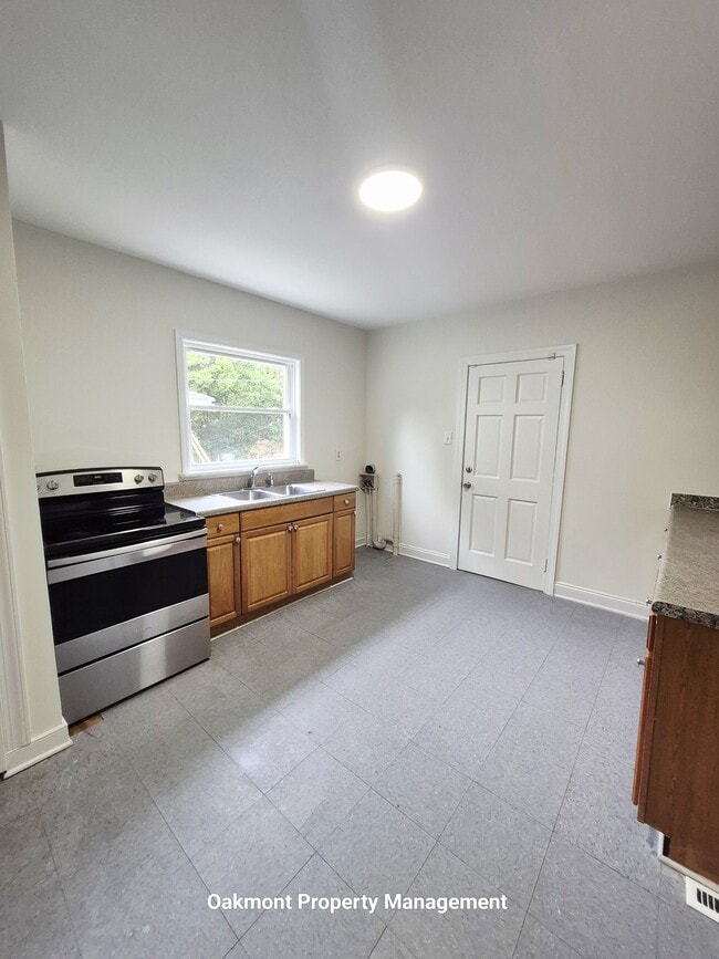 Building Photo - 900 N 38th St