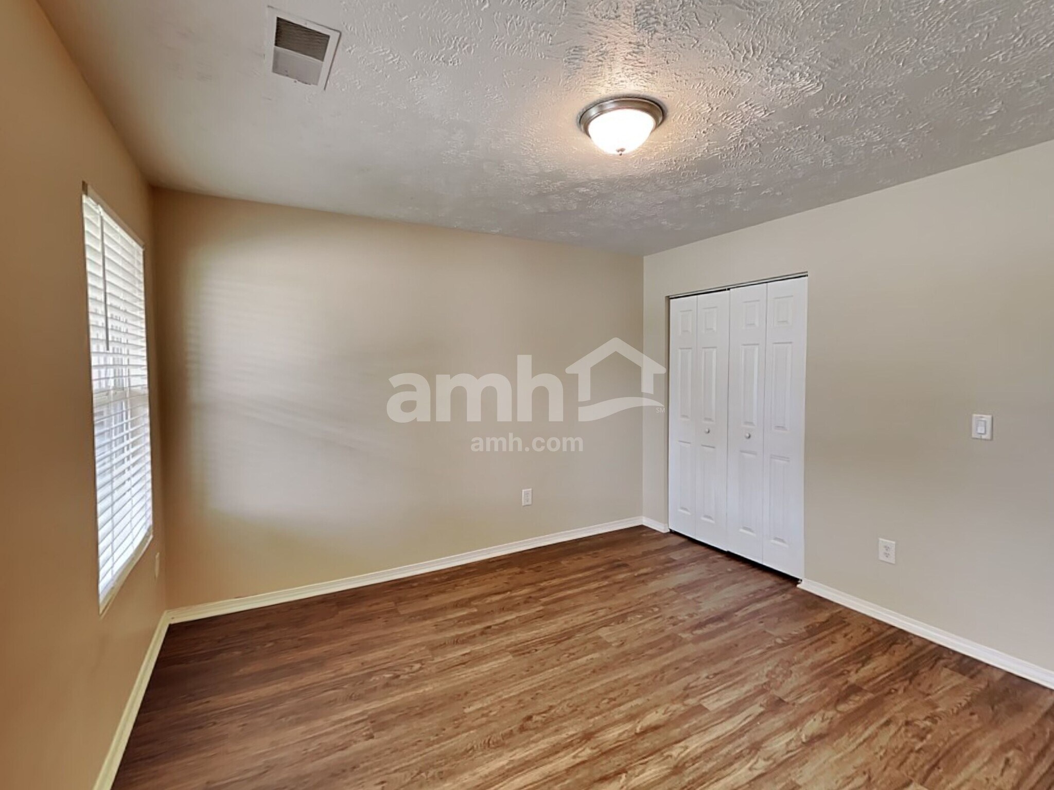 Building Photo - 2727 Sutherland Dr
