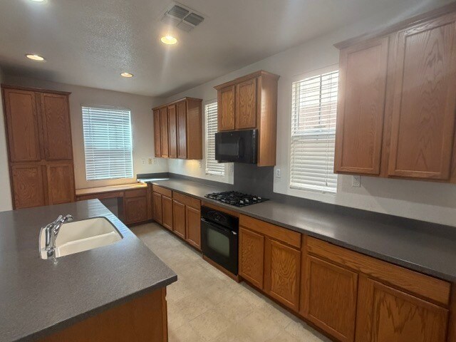 Building Photo - Gorgeous Modesto Home 3 Bedroom 2.5 Bathroom