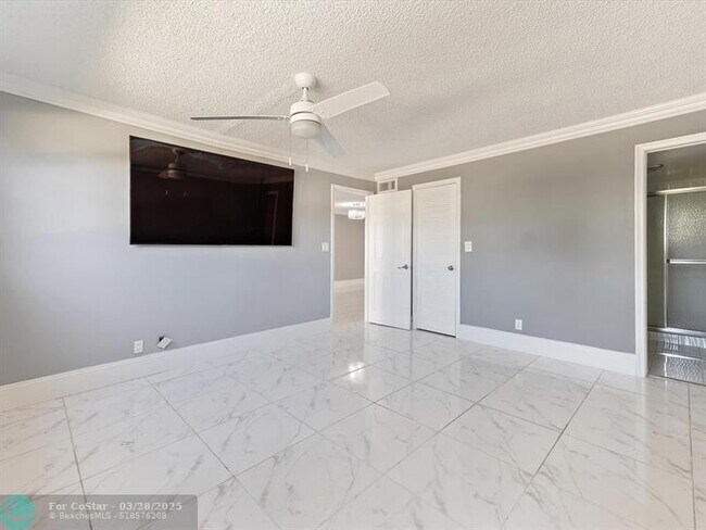 Building Photo - 371 S Hollybrook Dr