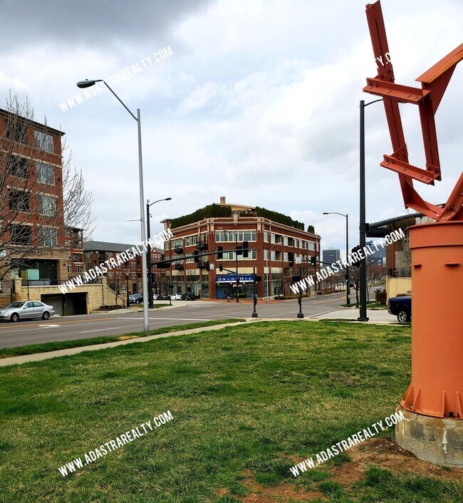 Building Photo - 3001 Gillham Rd