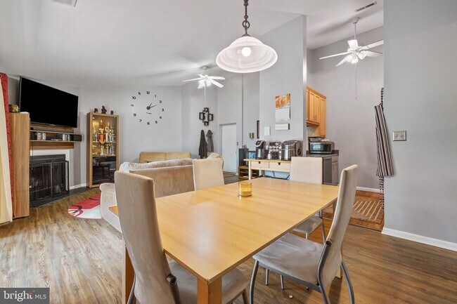 Building Photo - 209 Water Fountain Ct