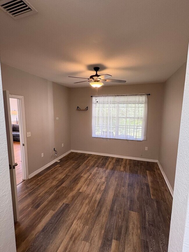 Building Photo - Bright & Beautiful 2/2 Condo in The Estate...