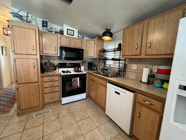 Building Photo - NICE HOME IN THE FOOTHILLS!