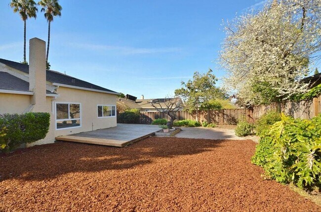 Building Photo - $4,200 / 4 BR - SPACIOUS HOME IN WARM SPRINGS WITH SCENIC HILL VIEWS