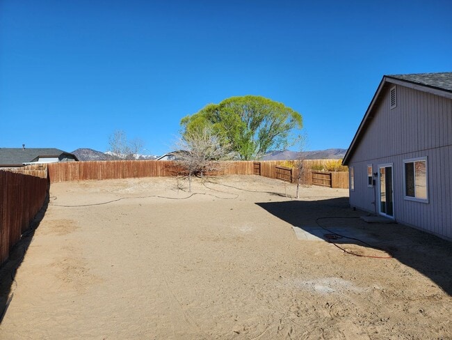 Building Photo - 4 Bedroom Home with 3 Car Garage in Dayton-Riverpark