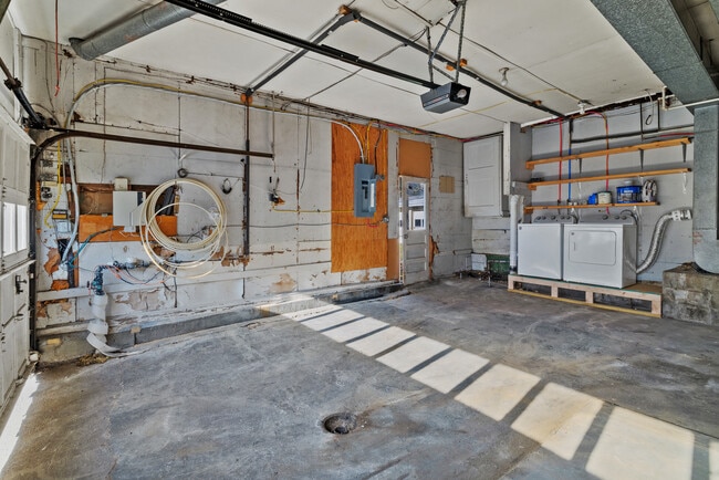 Building Photo - 607 Murray St