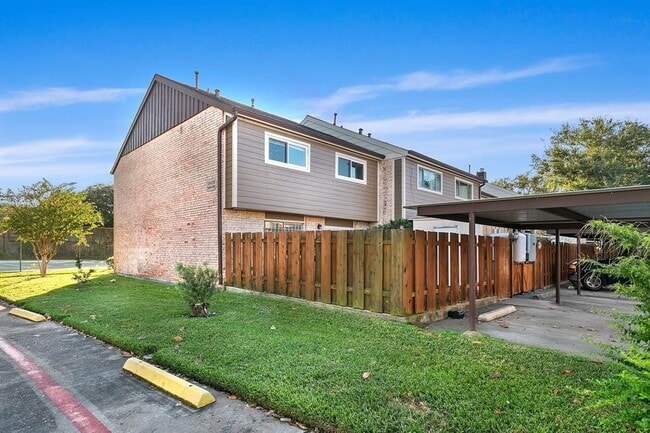 Building Photo - 2324 Shadowdale Dr