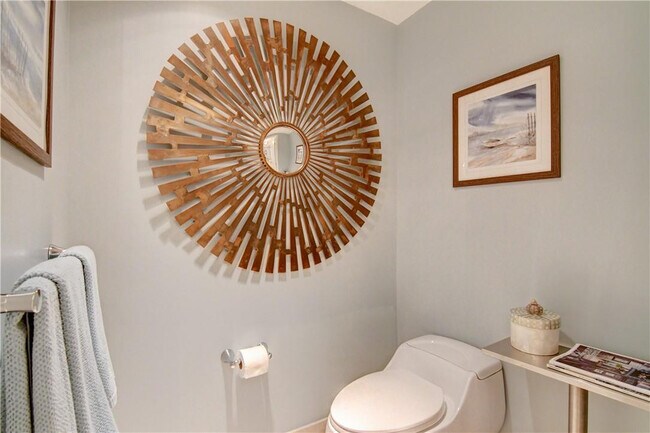 Building Photo - 2640 Lake Shore Dr