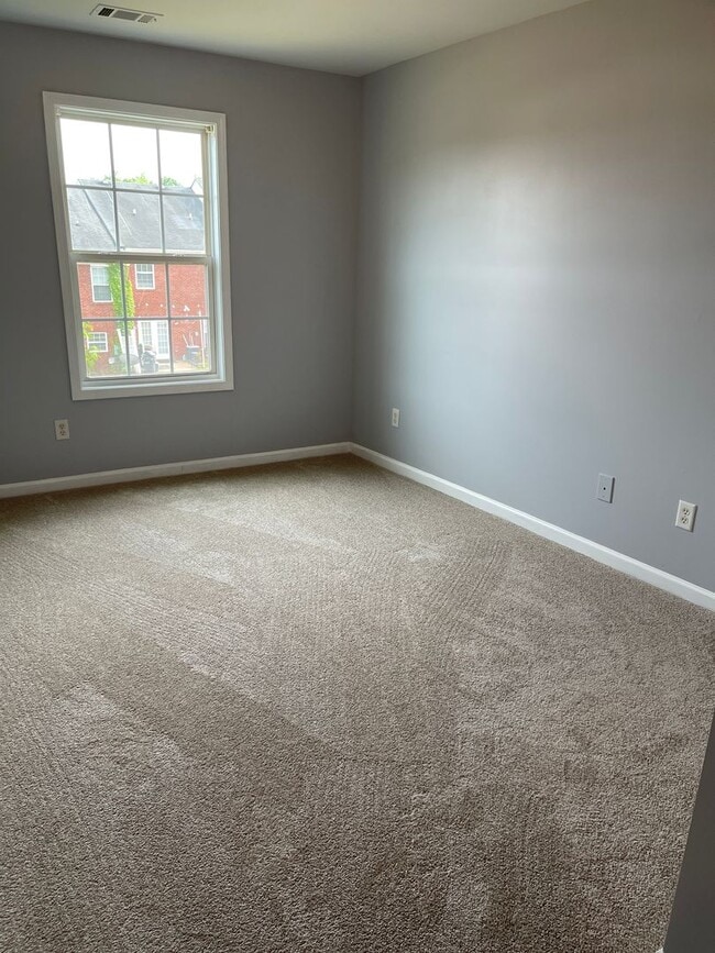 Building Photo - Spacious Townhouse