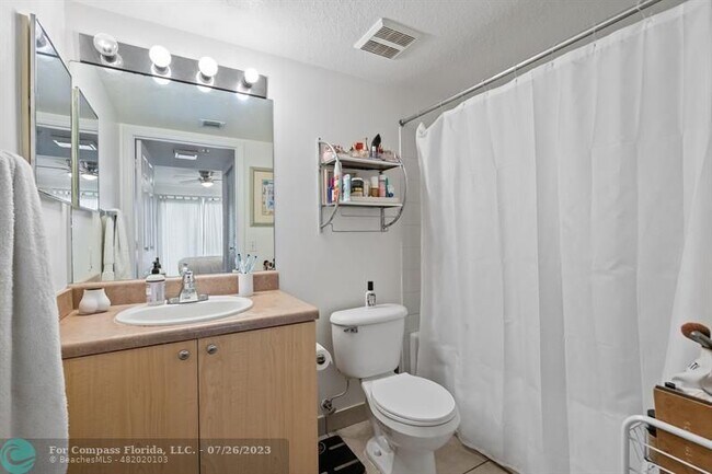 Building Photo - 615 Villa Cir