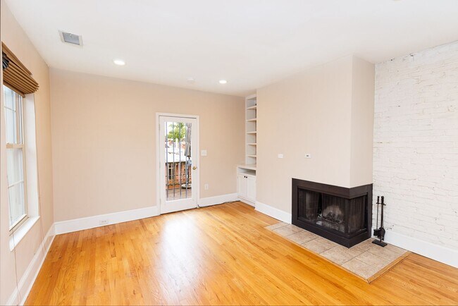 Building Photo - Large Sunny Dupont Two-Bed Condo Rental with Parking!