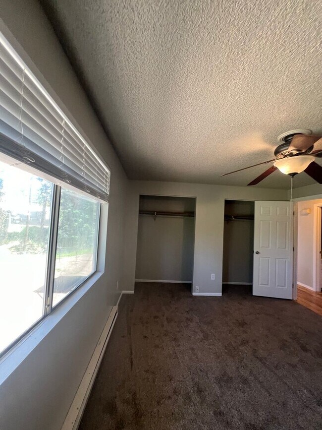 Building Photo - 2122-2124 W Regina Ave