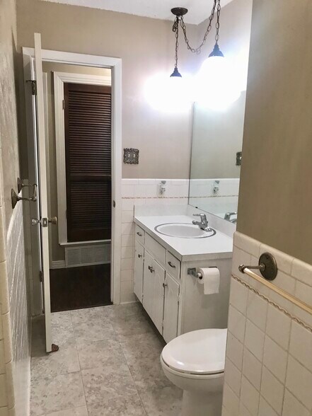 Building Photo - 613 NW Sandra Ln