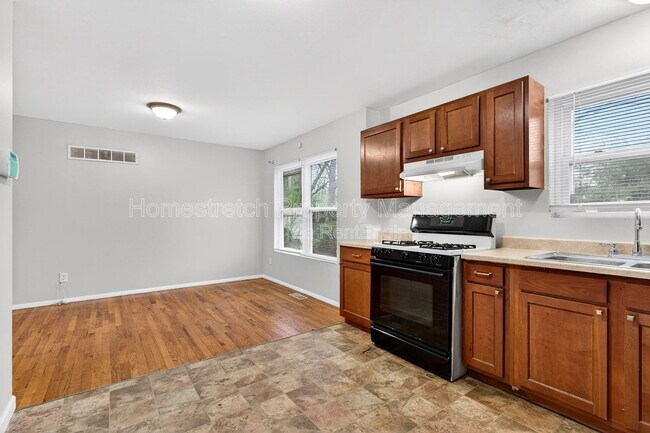 Building Photo - 10216 Royal Dr