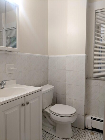 Building Photo - 83 Yorktown St