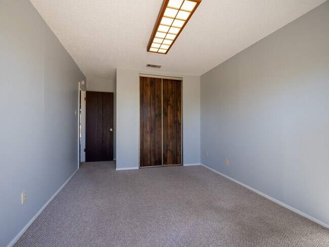 Building Photo - 1209 Hi Stirrup