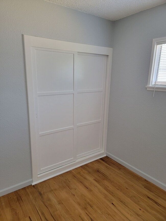 Building Photo - Large 3 bedroom 1 bath house for rent.