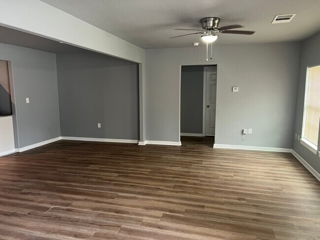 Building Photo - 4020 Valentine St