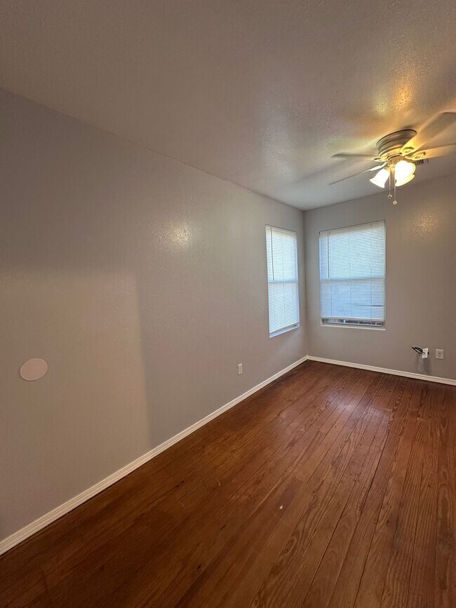 Building Photo - Large Canyon Home