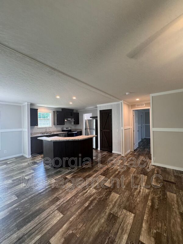 Building Photo - 552 Sewell Mill Rd