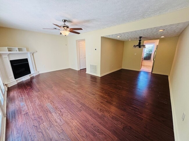 Building Photo - 3 Bedroom 1 full and 2 half bath Townhouse