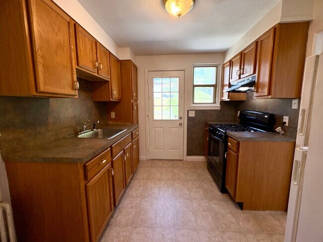 Building Photo - 2 Bedroom 1 Bathroom Townhome Available in Lancaster!