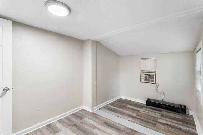 Building Photo - 3bdrm/1bath Home with large fenced yard  ** Section 8 OK ** $1,695.00